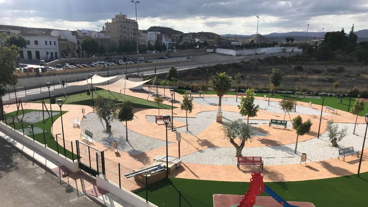 Aspecto del parque infantil ‘Payaso Fofó’ tras los últimos trabajos. A la derecha, la estructura del ascensor público en una fotografía de ayer.
