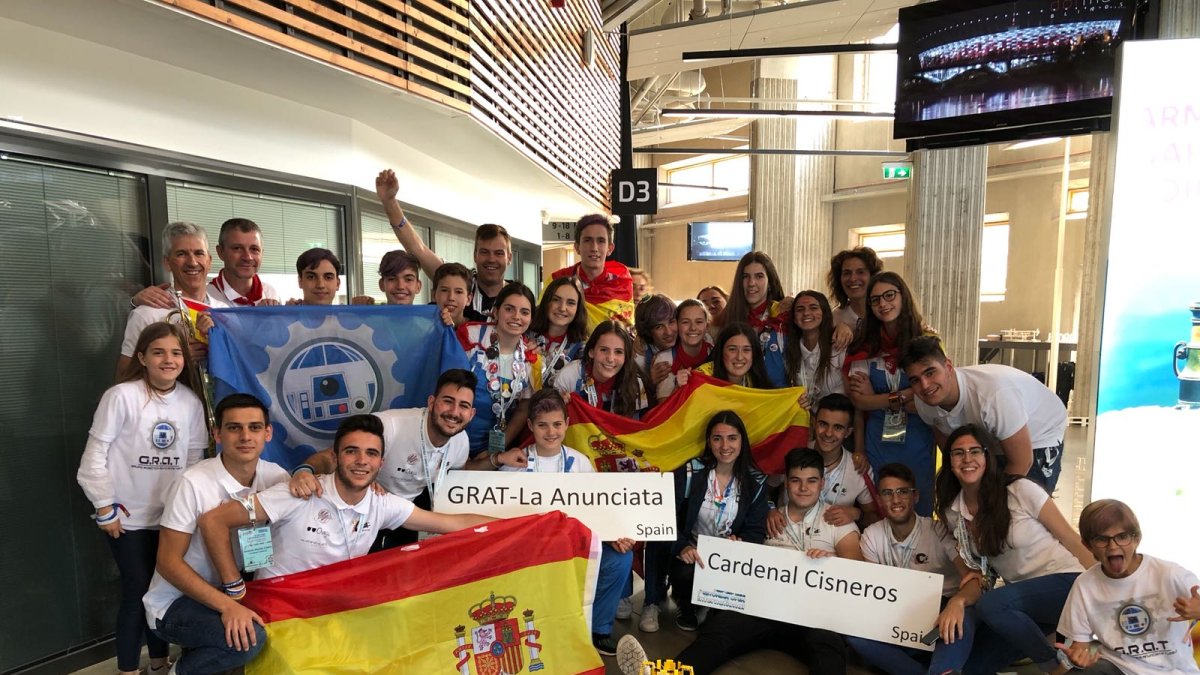 El equipo de robótica del IES Cardenal Cisneros celebrando el galardón en Estonia.