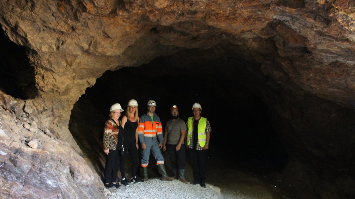 Los geólogos con el concejal de Turismo y representantes de ‘Bédar Sostenible’ en el interior de la mina.