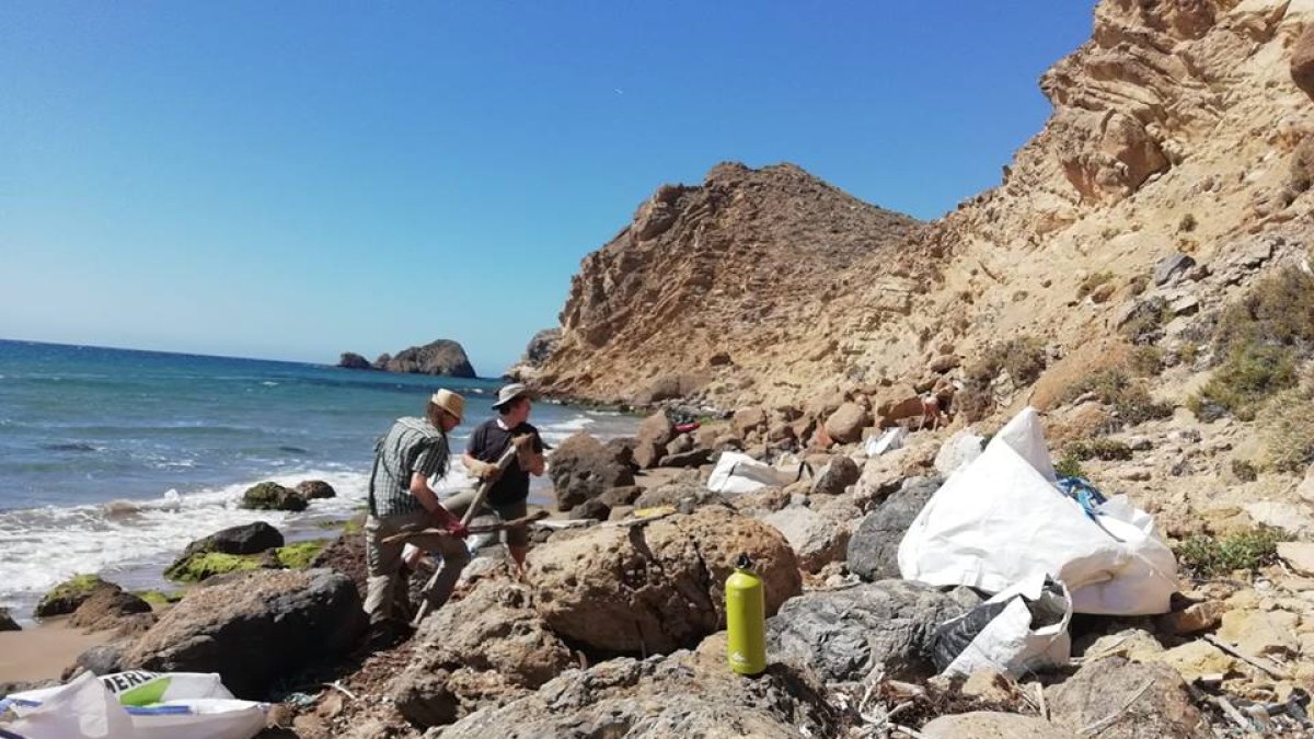 Limpieza en una de las playas de la localidad de Pulpí.