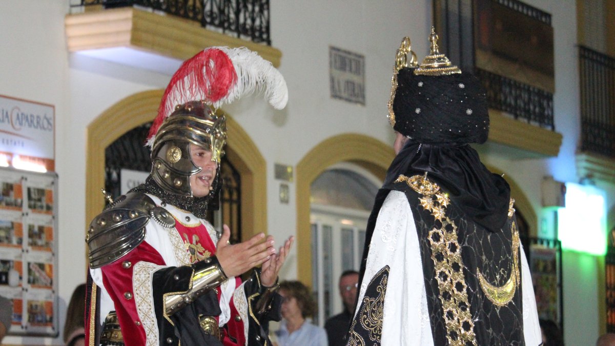 Moros y Cristianos en un apartida gigante de ajedrez en Vera.