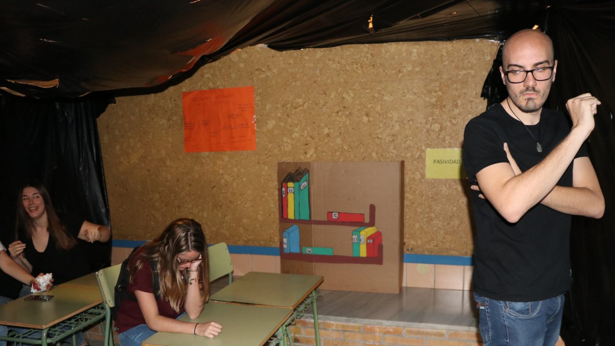 Escena que recrea una situación por la que transitan las víctimas de acoso escolar ante la pasividad de profesores y compañeros.