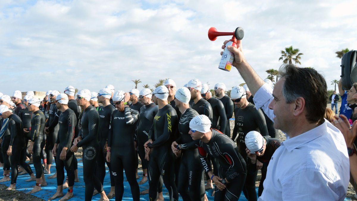 Juanjo Segura dando la salida.