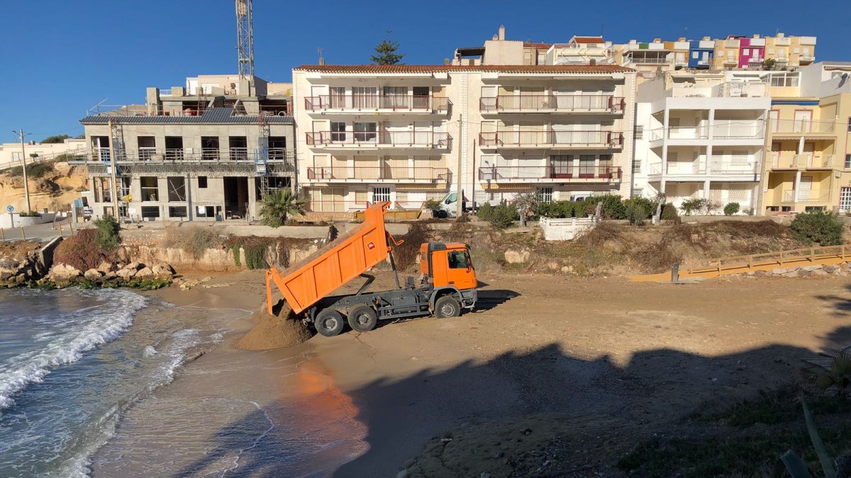 Trabajos en la cala de la Tía Antonia.