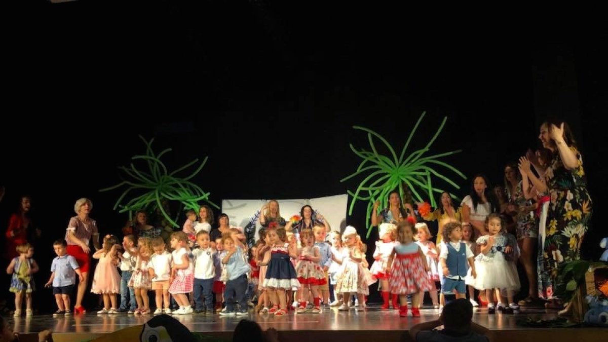 Los 48 alumnos y alumnas de la Escuela Municipal infantil Viator recibieron su banda.