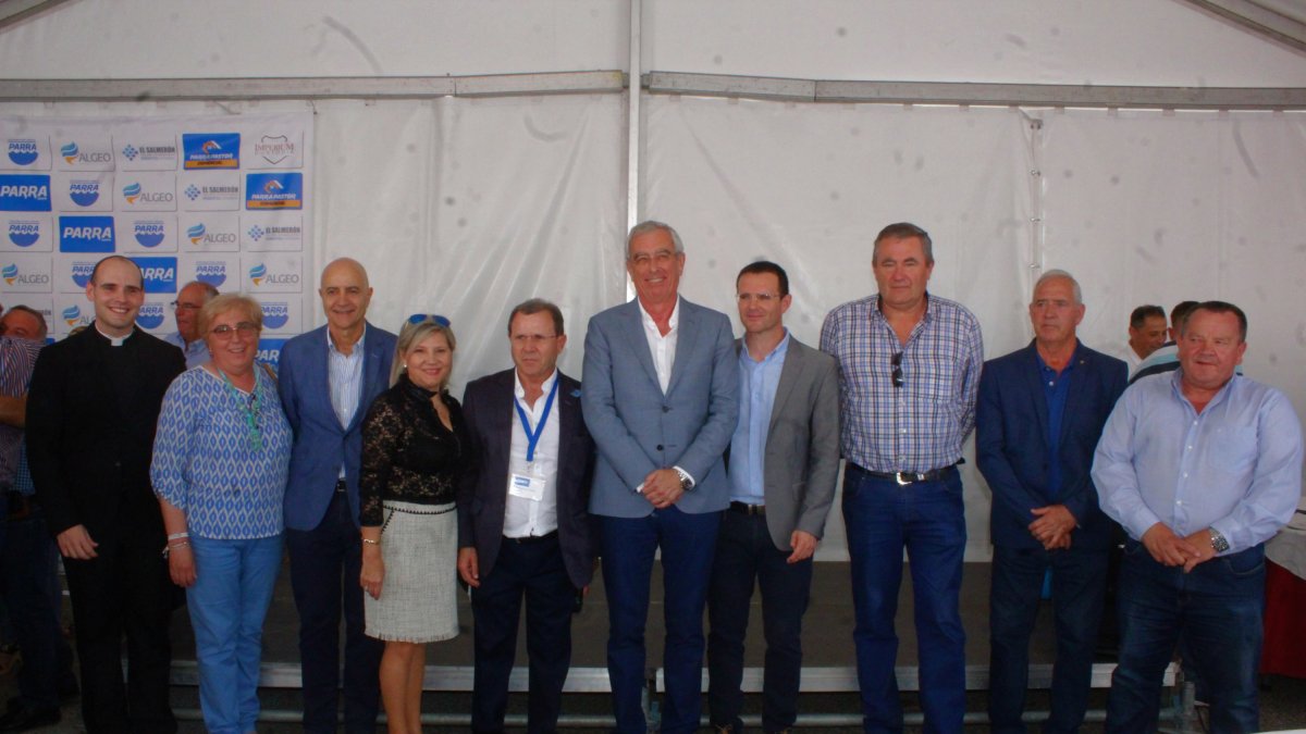 Gerónimo Parra y su esposa junto a las distintas autoridades que asistieron a la inauguración.