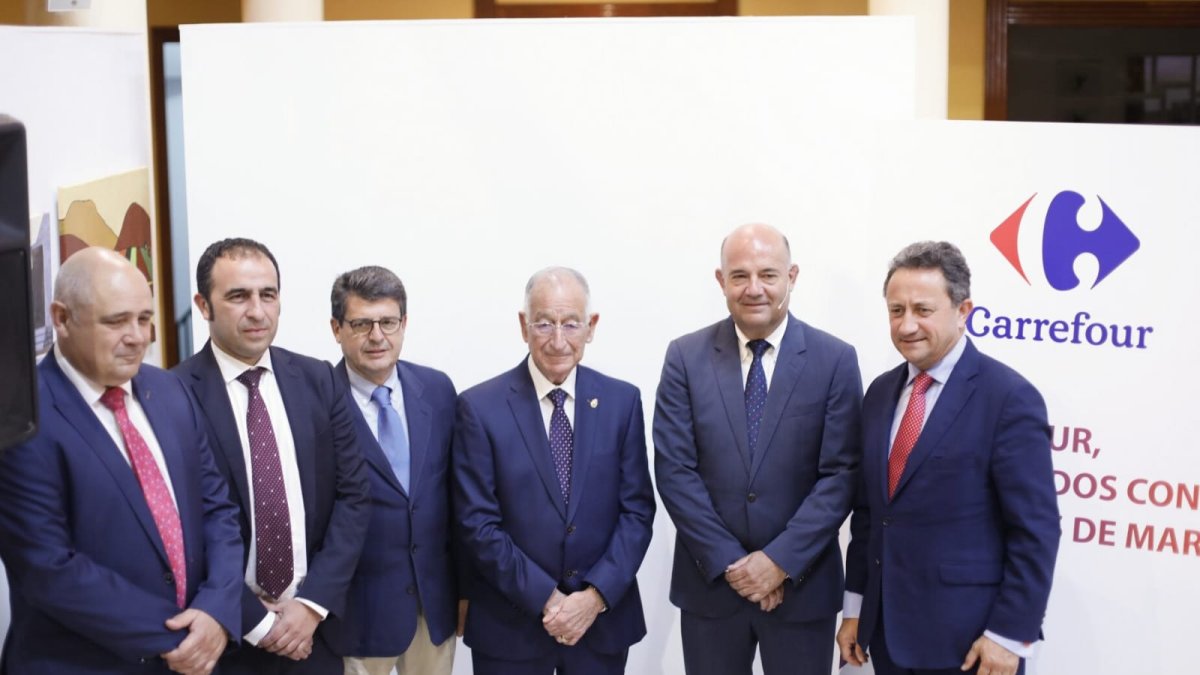 Diversos cargos de Carrefour acompañados por el alcalde de Roquetas, Gabriel Amat, y el diputado provincial Juan José Matarí.