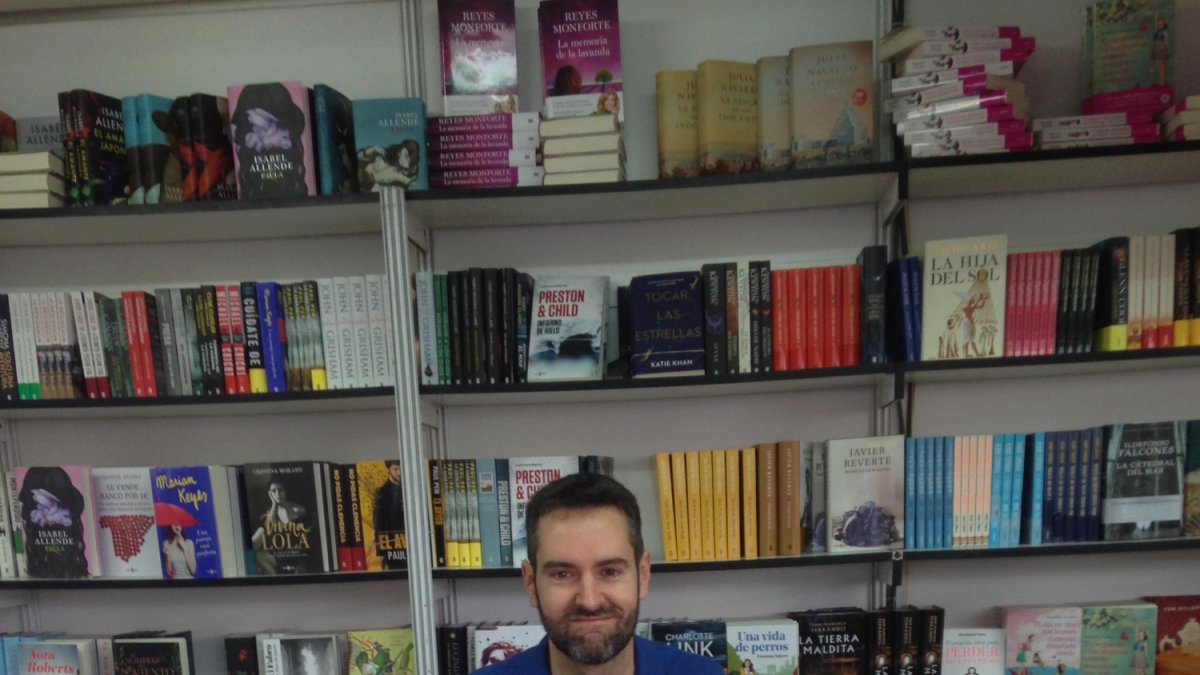 Alejandro Melero en uno de los  expositores de la Feria del Libro de Madrid.