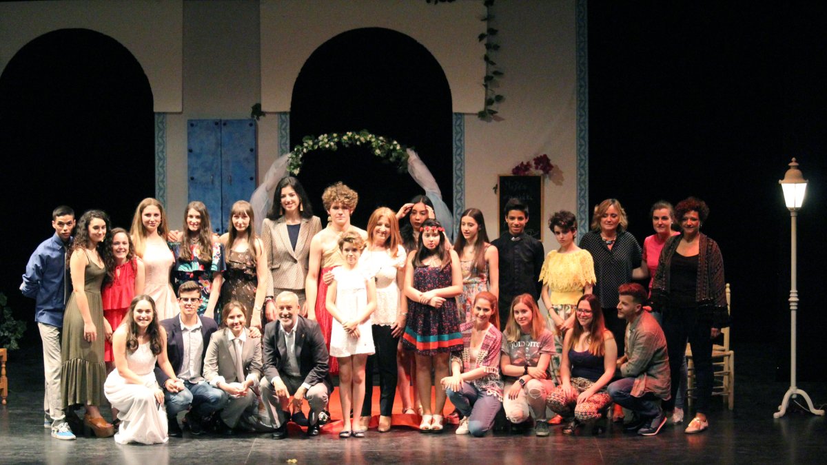 Actores de ‘Mamma mía’ con el alcalde y concejales tras finalizar la obra.