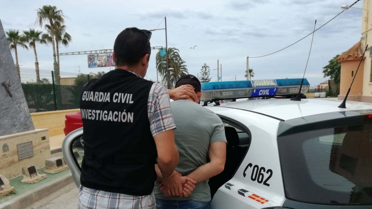 Detención del presunto autor de las estafas en un locutorio de Vera.