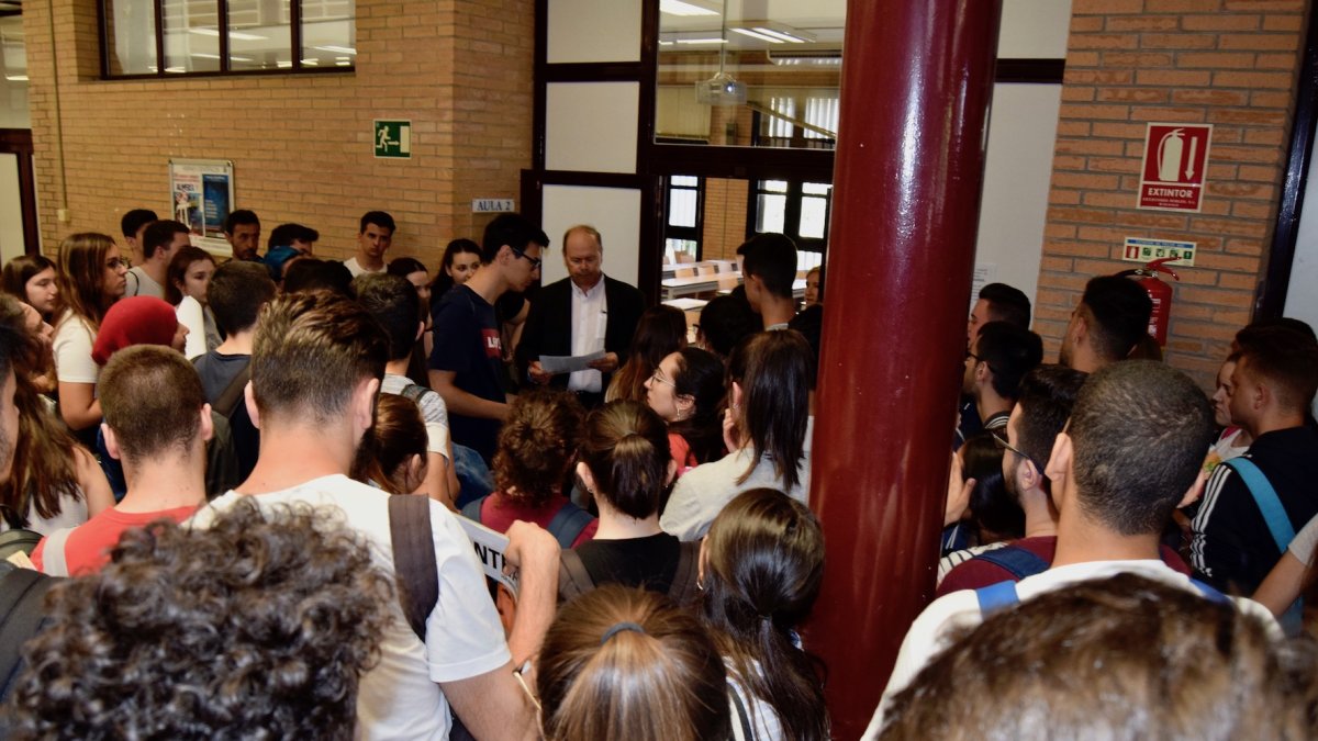 Decenas de estudiantes esperando a entrar al aula donde han hecho los primeros exámenes de Selectividad.