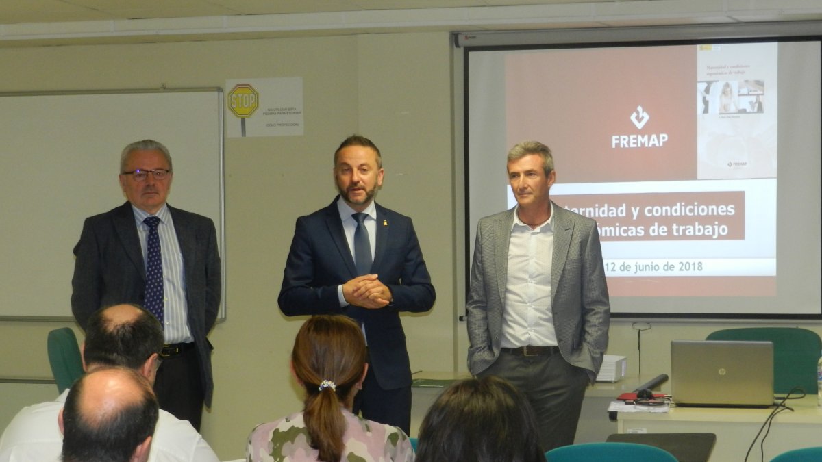 Delegados de Empleo y Fremap junto al ponente.