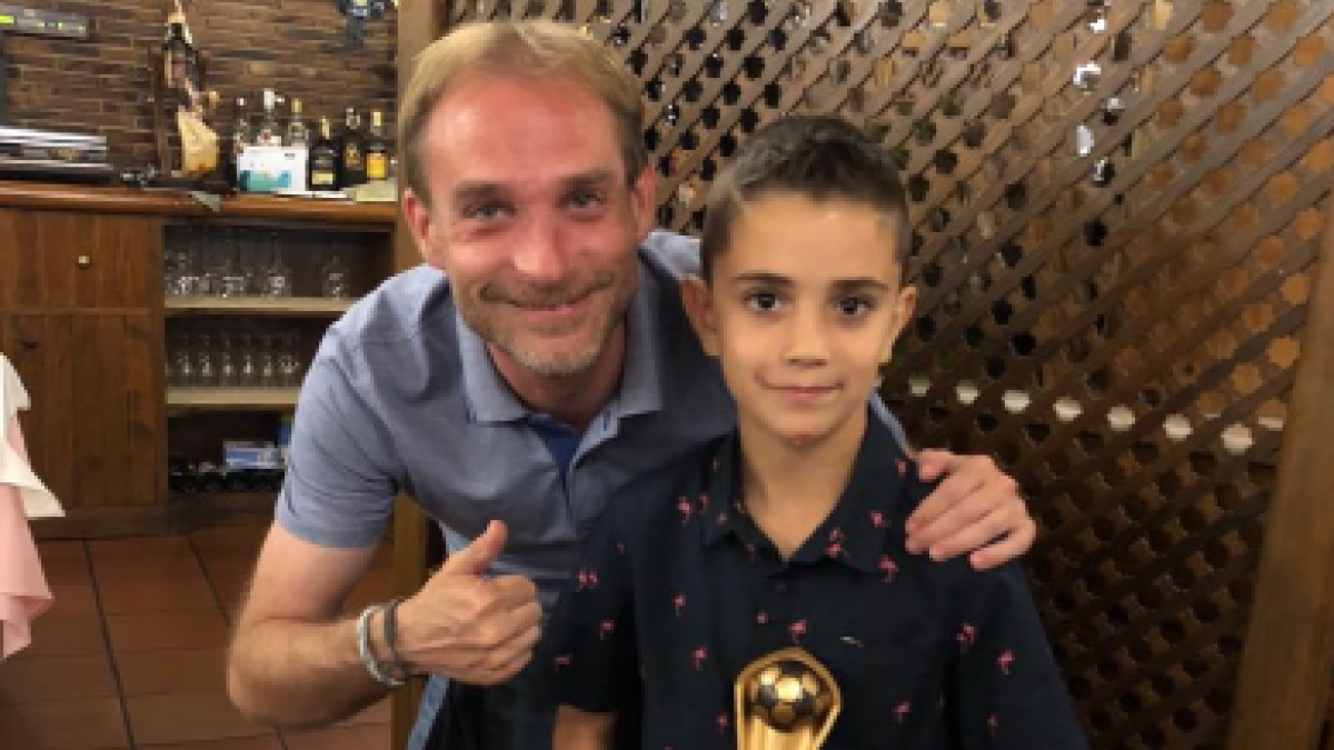El goleador posa con su trofeo.