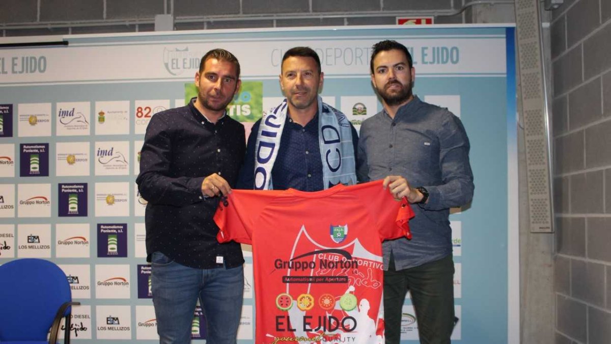 El nuevo entrenador celeste sale a escena.
