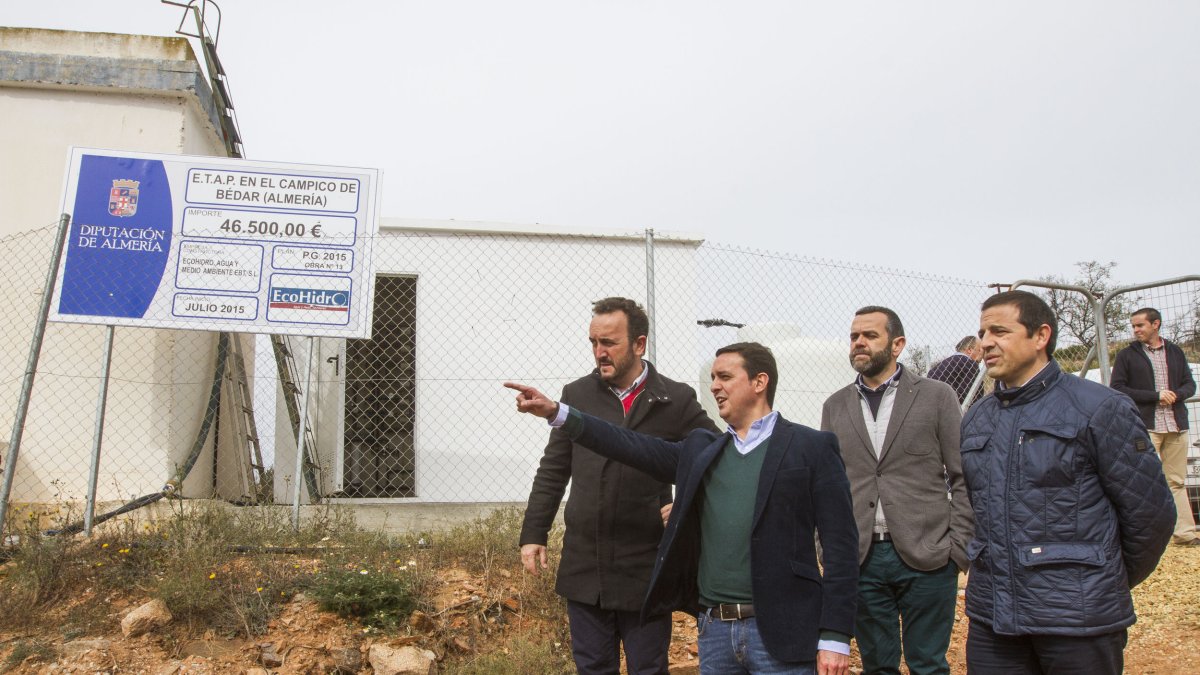 El alcalde de Bédar, Ángel Collado, junto al vicepresidente de Diputación.