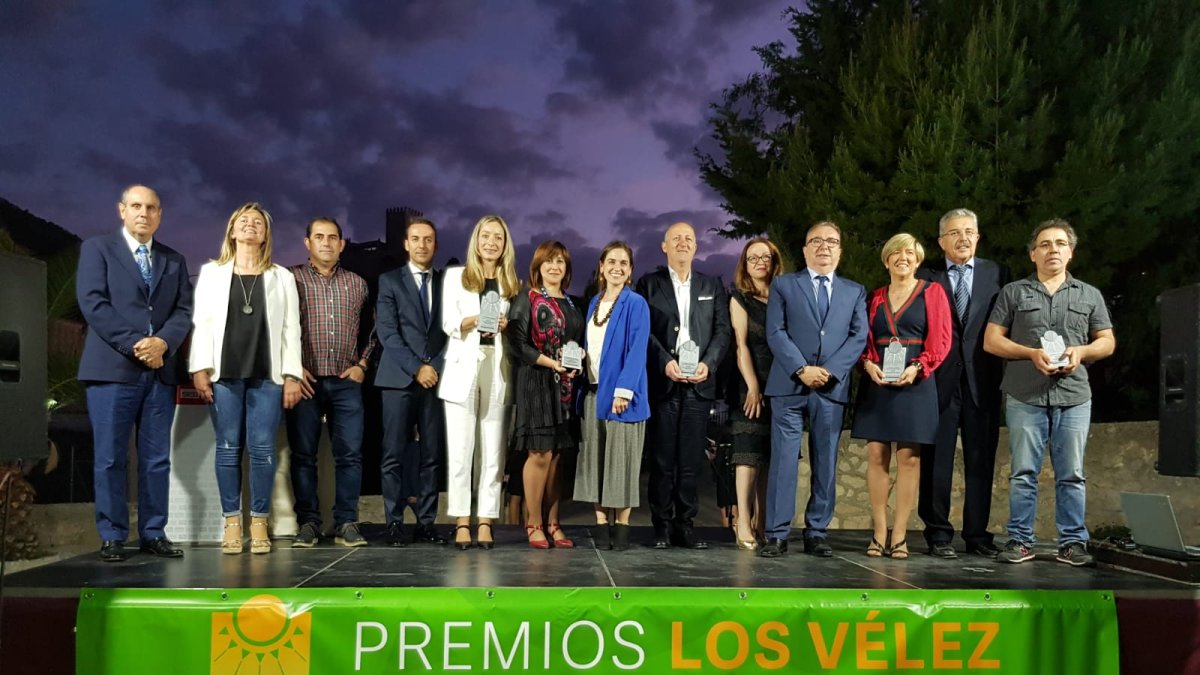 Foto de familia de los premiados y los organizadores de la gala.