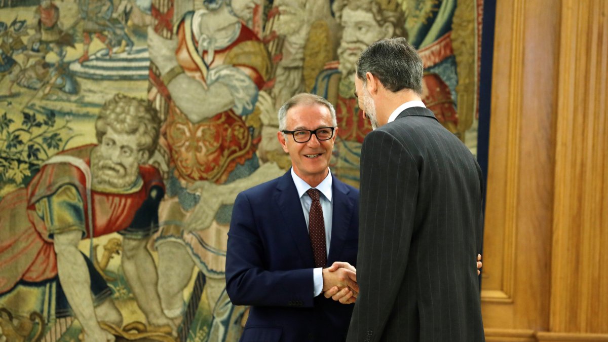 José Guirao saluda al Rey Felipe VI tras prometer su cargo de ministro..