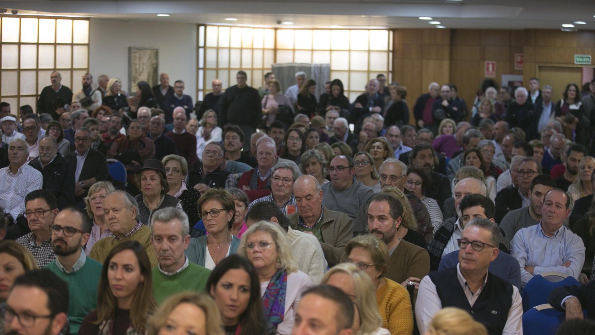 Asistentes a una asamblea del PSOE local.