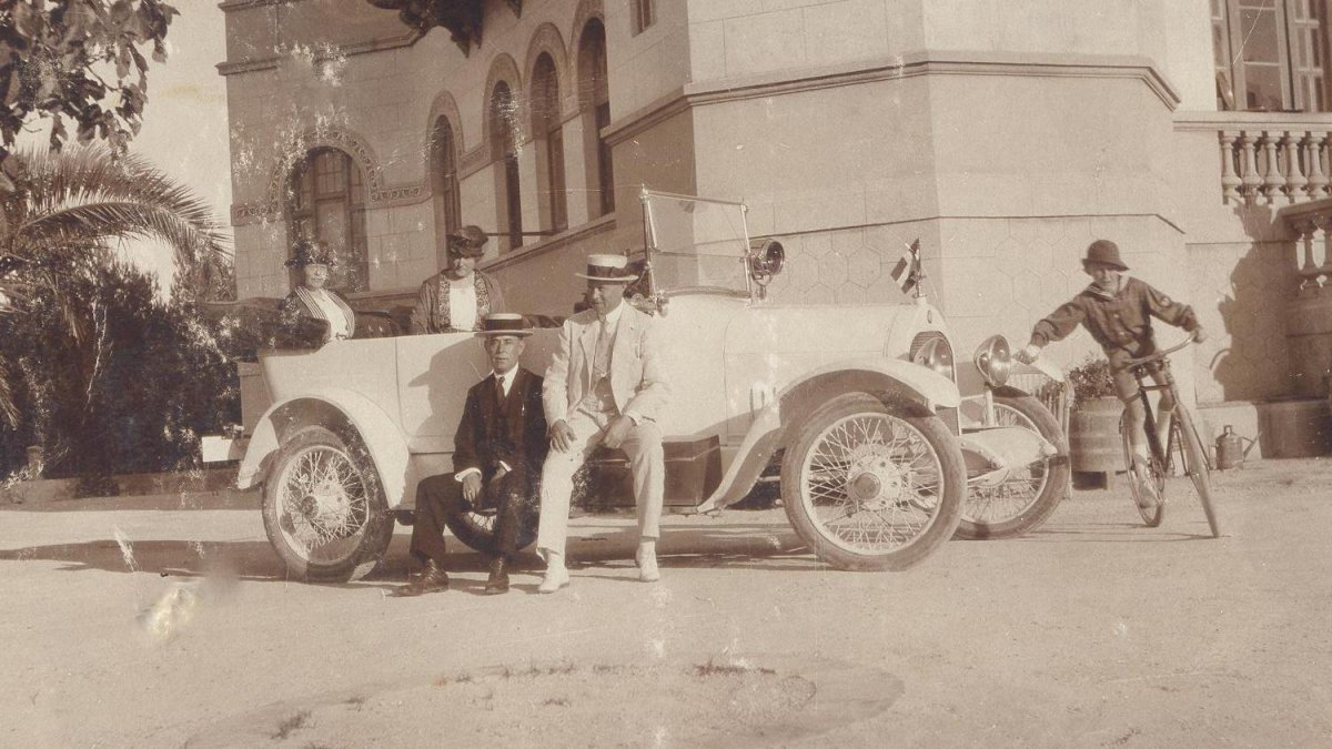 H. F. Fischer hijo con su mujer Inga Gundel, unos amigos y el niño Cito, padre de Peter Fischer, hacia 1921. Imagen de Peter Fischer.