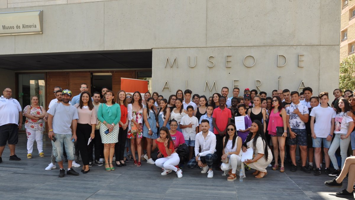 Participantes del Programa Promociona, hoy al finalizar el acto de clausura en el Museo Arqueológico.