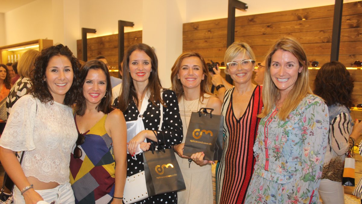 Concha Morcillo, en el centro de la imagen, junto a amigas y clientas en su nueva Óptica Concha Morcillo.