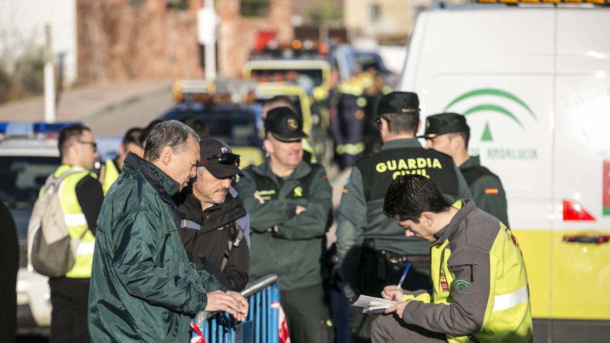 Agentes de la Guardia Civil con otros miembros del dispositivo en el Puesto de mando avanzado de Las Negras.