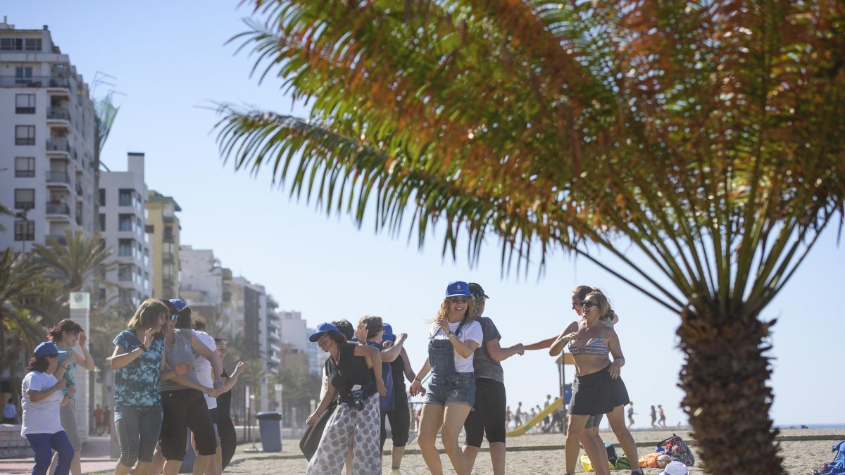 Talleres de biodanza, yoga y hoponopono esta mañana en la playa de San Miguel.