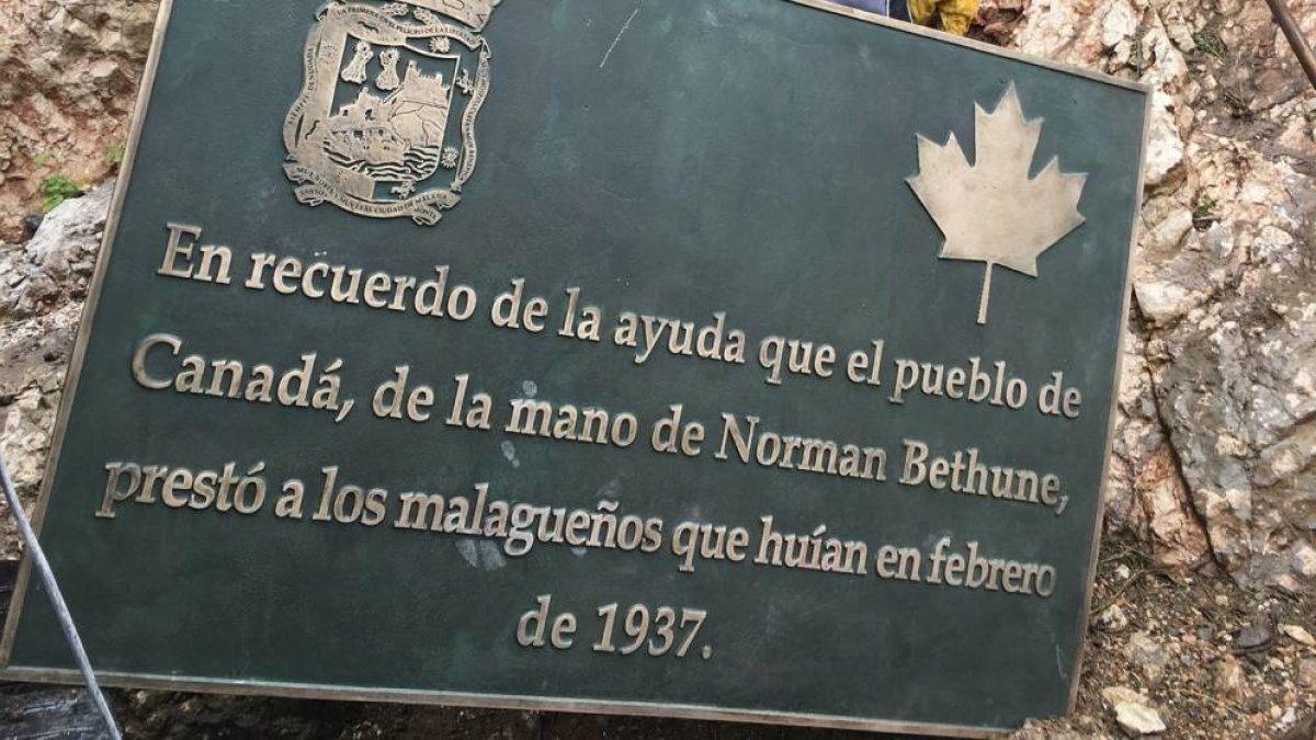 Placa en recuerdo de la ayuda de Canadá a los huidos.