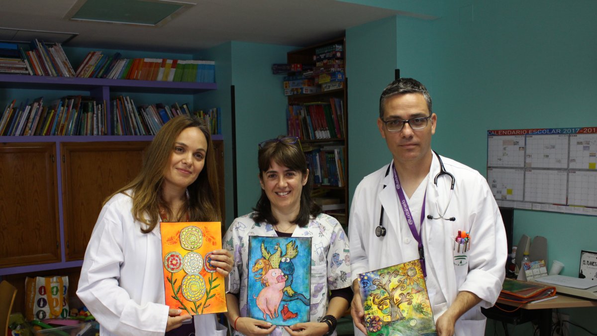 Ana Calcerrada, Mercedes Ortiz y Francisco Vela con materiales usados en el taller.