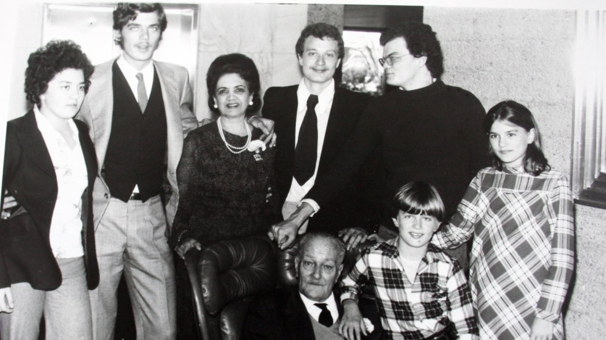 Adolfo Siret, sentado, hijo del sabio, detrás su mujer Ofelia, hijos y nietos