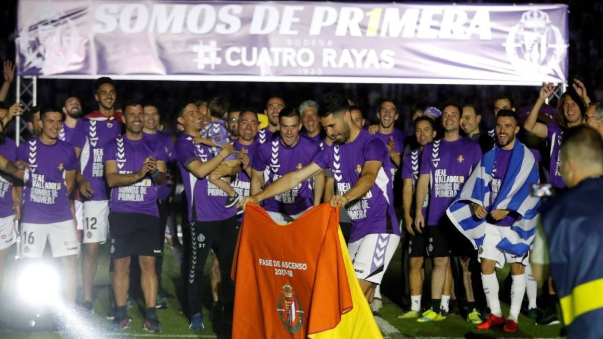 Los jugadores celebrando el ascenso a Primera.