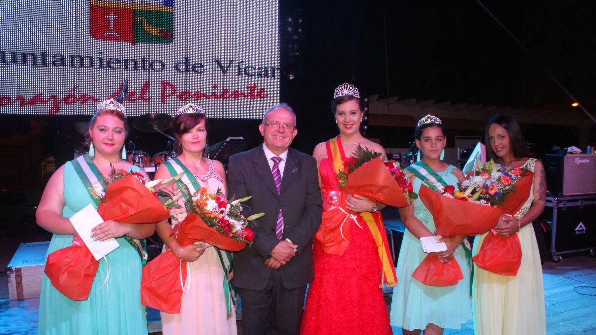 El alcalde de Vícar, Antonio Bonilla, con la Reina de las Fiestas, sus Damas y la Reina de 2017.