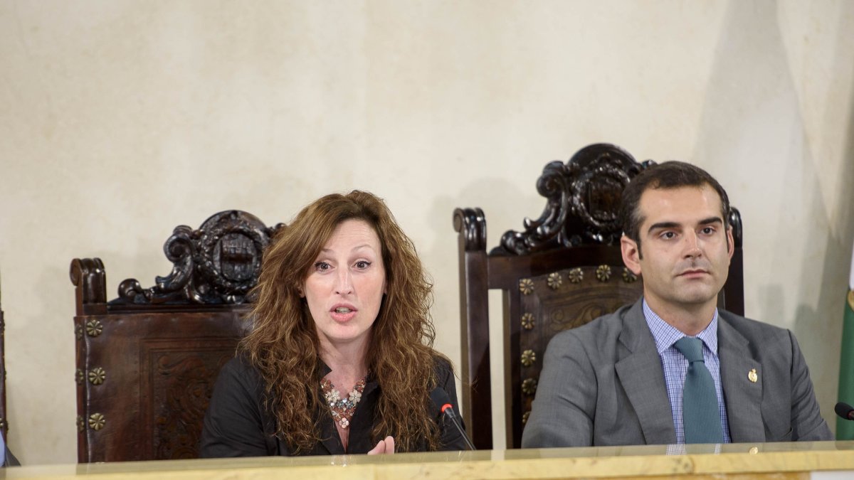 María del Mar Vázquez, concejal de Economía y Contratación, junto al alcalde Ramón Fernández-Pacheco.