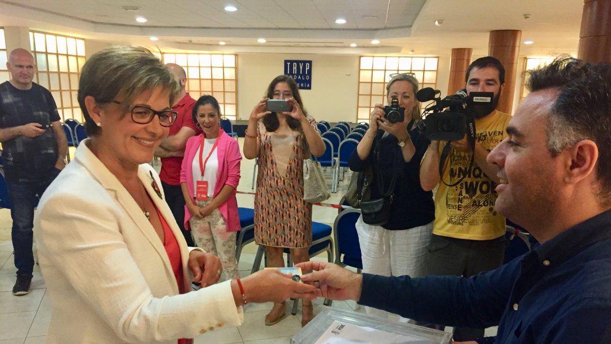 Adriana Valverde, esta mañana, depositando su voto en las primarias del PSOE.
