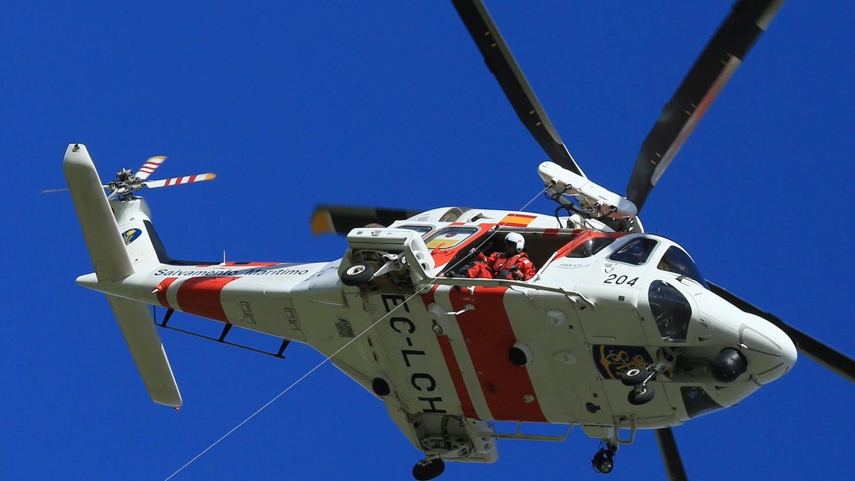 Helicóptero de Salvamento que ha procedido al rescate de los cuatro náufragos.
