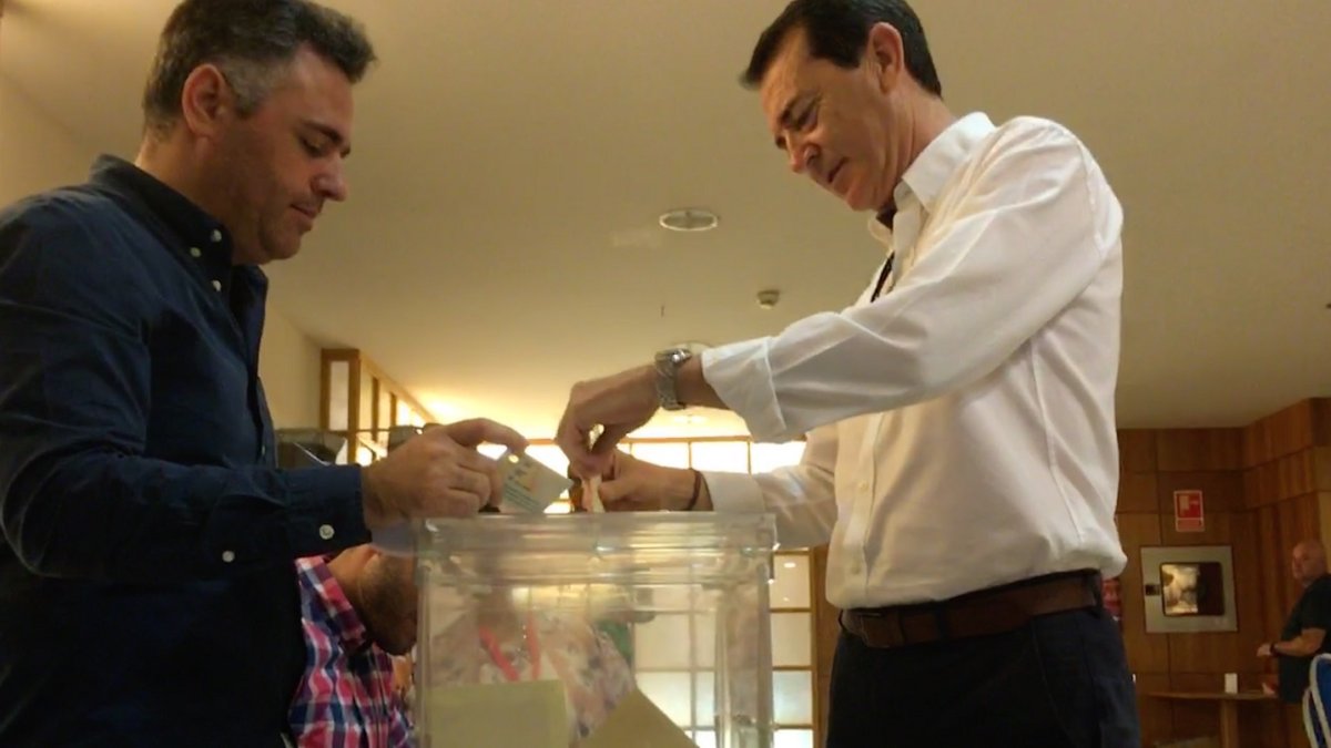 Perez Navas depositando su voto esta mañana.