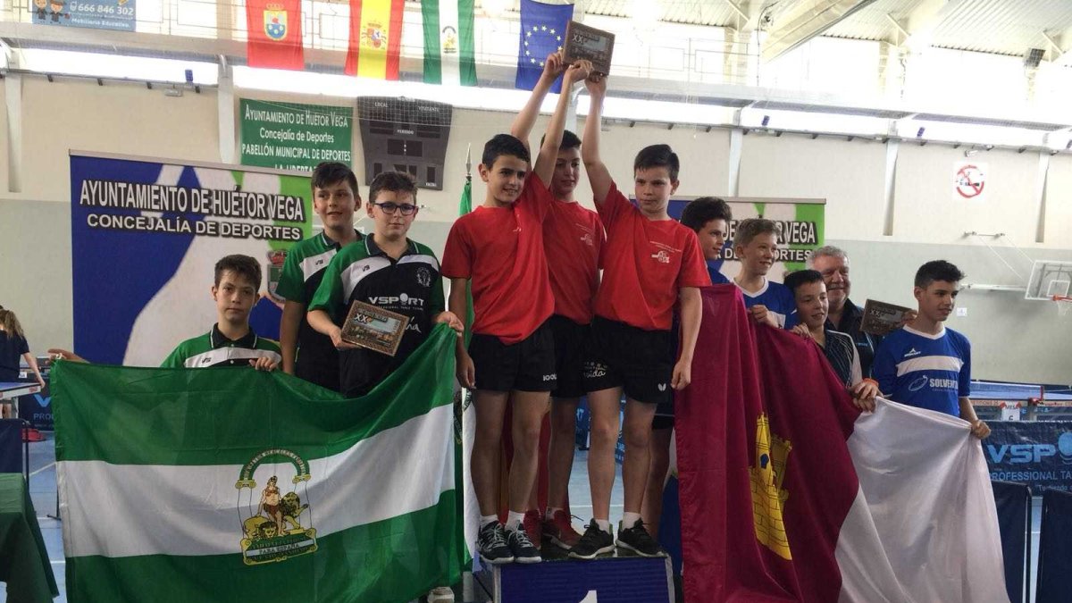 Alonso Rincón con la bandera de Andalucía.