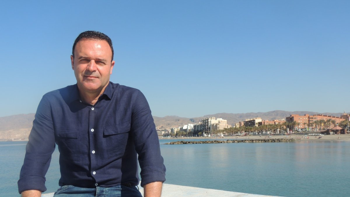 José María Salmerón posa para LA VOZ en el espigón de La Térmica.