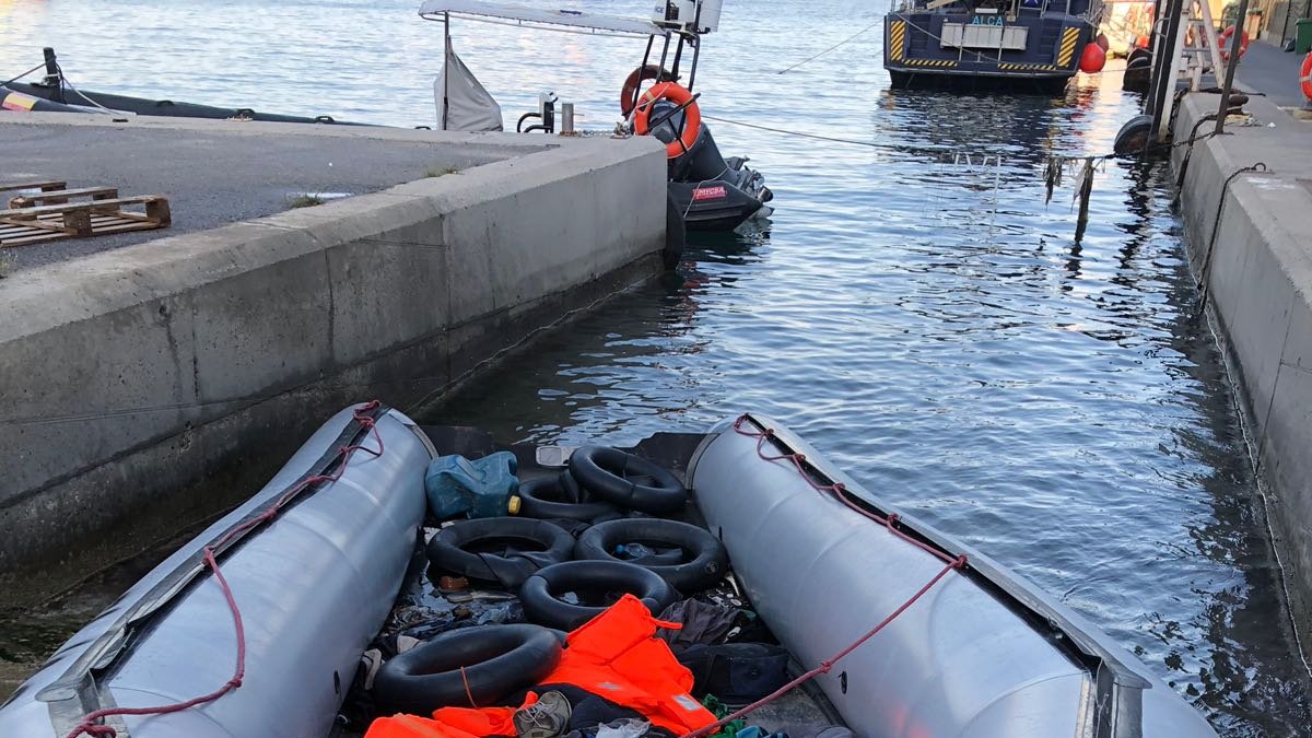 Una de las embarcaciones donde este domingo llegaron 54 personas después de tres días a la deriva en el mar.