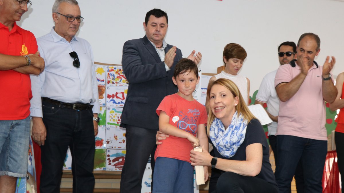 Un alumno recibiendo su premio de manos de la concejala, María José Martín.