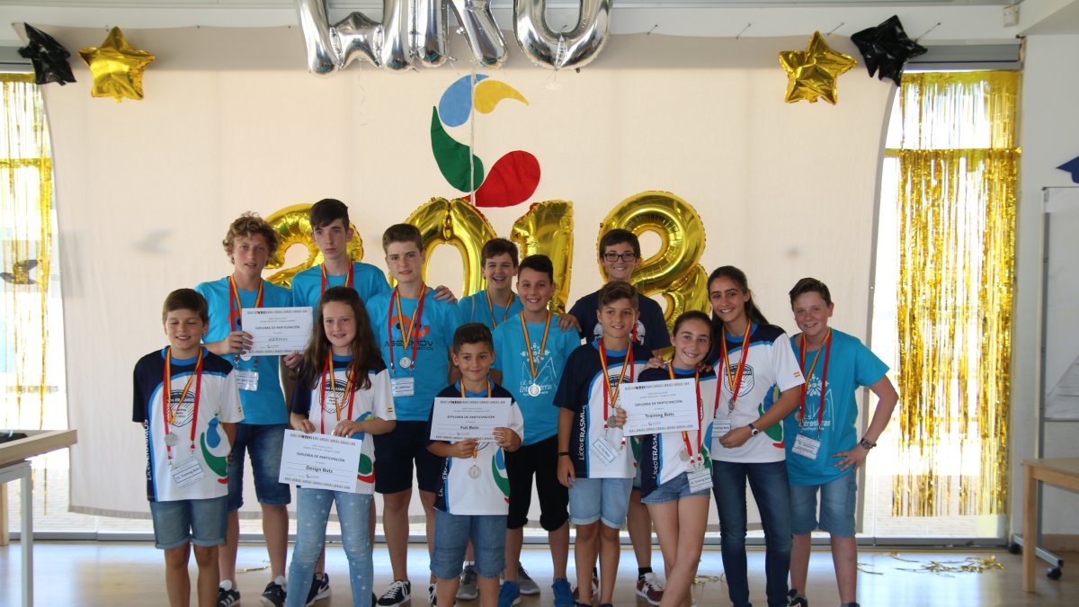 Foto de familia de la mayoría de participantes en la primera edición del WRO Almería, al concluir el certamen.