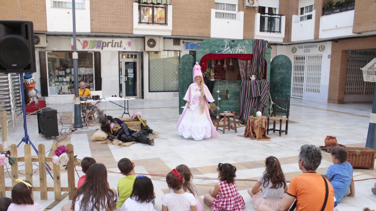 Uno de los talleres en la Noche en Blanco de Adra.