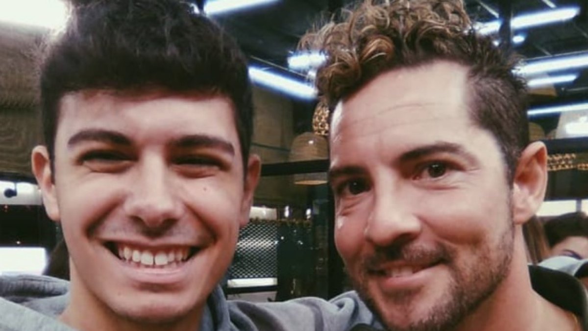 Alfred y Bisbal, durante la visita del almeriense a la Academia de OT.