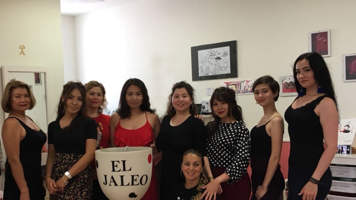 Mujeres de Kazajistán junto a Mayte Beltrán.