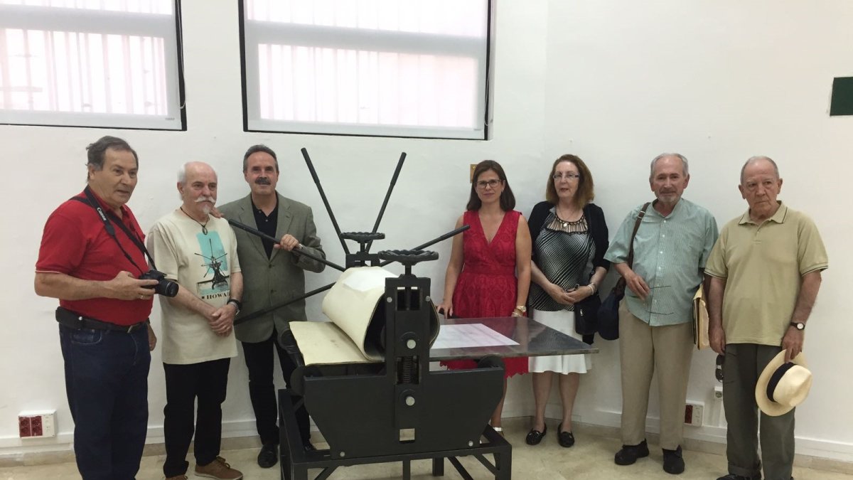 Representantes de la familia y de la Junta, junto al tórculo.