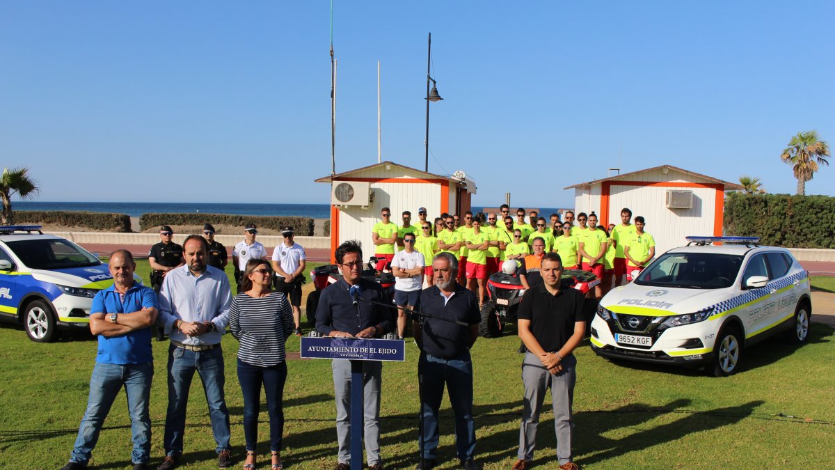 Presentación de algunos de los medios humanos y materiales con los que se va a contar en el Plan de Playas de El Ejido de este año.