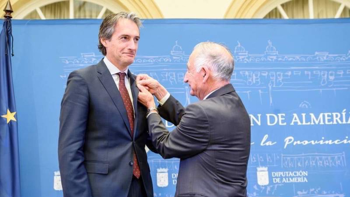 El exministro de la Serna en el momento de recibir el Escudo de la Diputación de Almería
