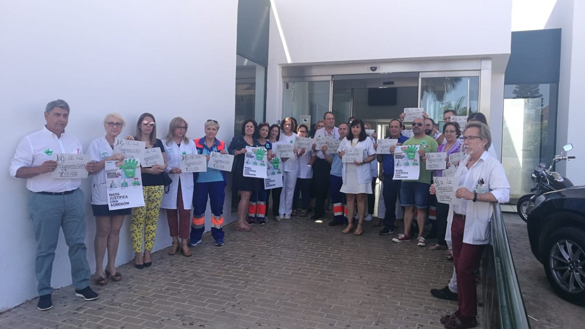 Concentración a las puertas del centro de salud de Aguadulce Sur.