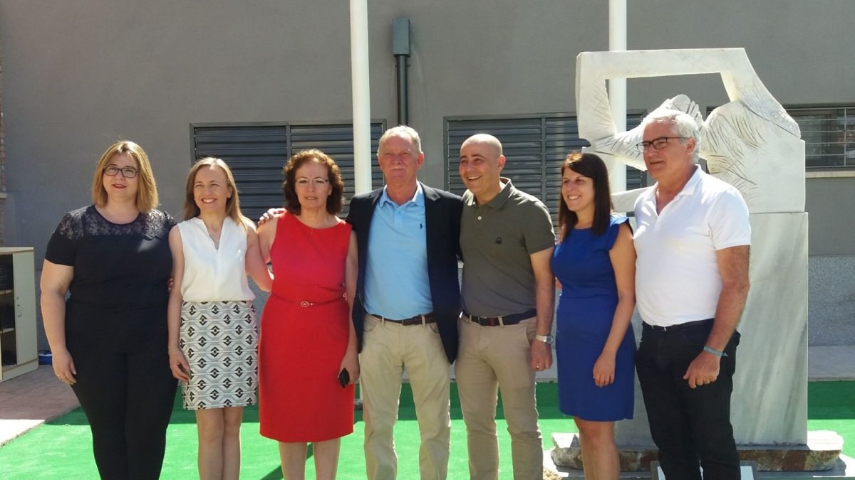 Autoridades durante la inauguración del centro.