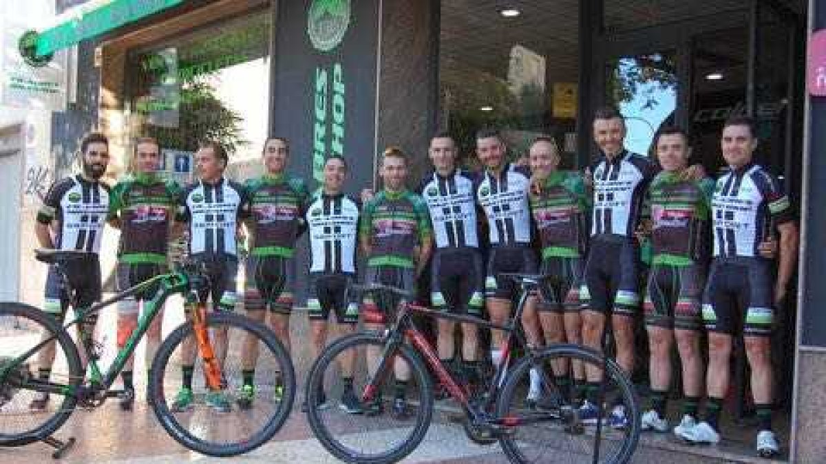 El equipo ciclista al completo.